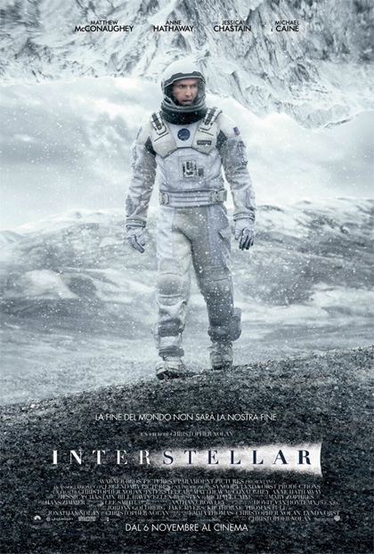 La locandina del film Interstellar. Un uomo in tuta spaziale cammina da solo su un paesaggio desertico