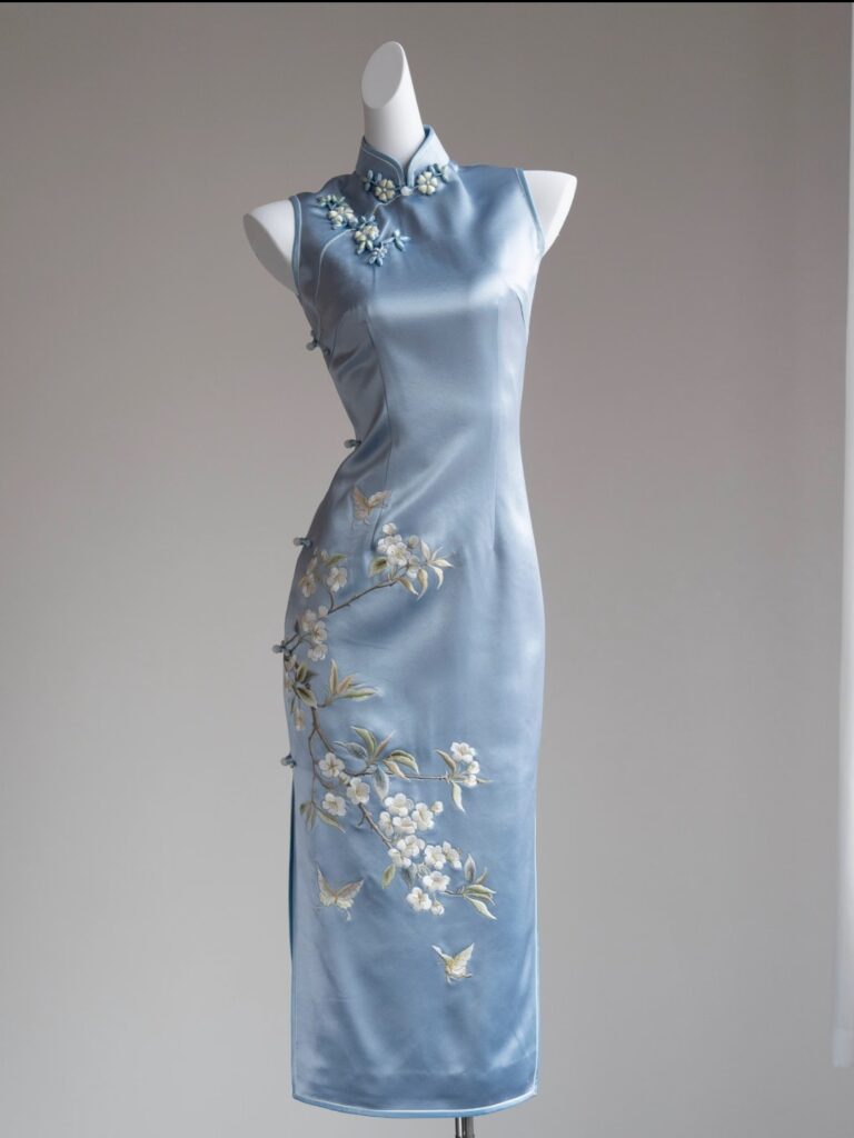 qipao azzurro con fiori ricamati